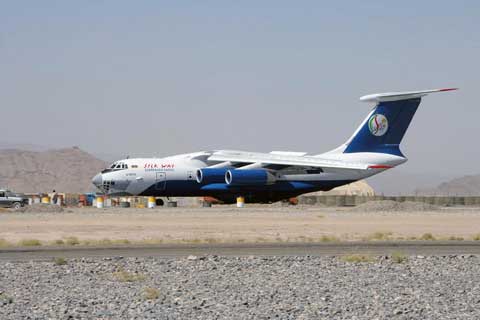 Кандагар, Афганистан. Азербайджанский ИЛ-76 на лётном поле кандагарского аэропорта.