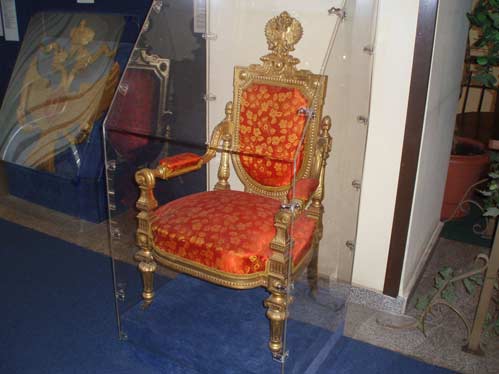 кресло, изготовленное в Красноярске для приёма наследника цесаревича Николая Романова (будующего царя Николая II) в 1891 году