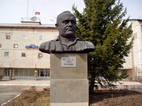 памятник Королёву рядом со Школой Космонавтики в Железногорске
